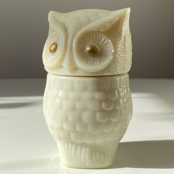Vintage AVON Milk Glass Cream Owl Satchet Figurine - Picture 2 of 11